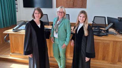 Bild: bl
Die Robe ist wichtig: Da sind sich Anna Strauß (links) und Katharina Bauer (rechts) mit Amtsgerichtsdirektorin Michaela Frauendorfer einig. Während ihre Chefin noch als "Exotin" in der Rechtswissenschaft gestartet ist, fühlt sich für die jungen Richterinnen eine Karriere in der Justiz schon viel selbstverständlicher an.