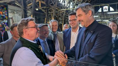 Bild: pz
Ministerpräsident Markus Söder (rechts) übernahm bei seinem Besuch in der Glashütte Lamberts in Waldsassen die Schirmherrschaft für das millionenschwere Sanierungsprojekt.