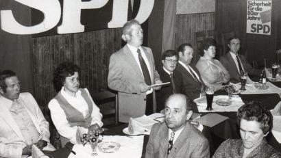 Bild: Archiv SPD-Ortsverein Püchersreuth
Josef Roll (stehend) war nicht nur Mitbegründer des SPD-Ortsvereins Püchersreuth vor 60 Jahren, er war auch Jahrzehnte lang Vorsitzender und von 1966 bis 2014 für seine Partei Mitglied im Gemeinderat.