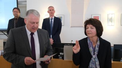 Bild: Gerd Spies
Zu Beginn der Kreistagssitzung vereidigte Landrat Richard Reisinger die neue Kreisrätin Cornelia Hohl-Duschner.
