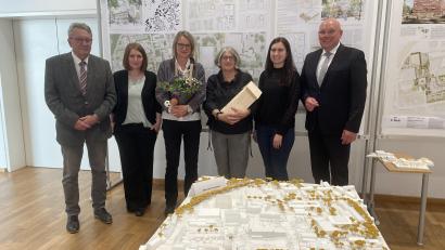 Bild: Anja Peltzer/Stadt Marktredwitz
Die Sieger des Architektenwettbewerbs Schulzentrum stehen fest. Oberbürgermeister Oliver Weigel (rechts) und Landrat-Stellvertreter Roland Schöffel (links) gratulierten (von links) Eileen Kühne (Dipl.-Ing. Architektin), Ellen Dettinger (Dipl.-Ing. Architektin), Rita Lex-Kerfers (Landschaftsarchitektin und Stadtplanerin BDLA) und Elisabeth Maier (B.Eng. Univ. Landschaftsarchitektur).