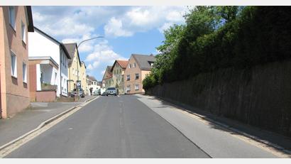 Bild: knh
Zwei flanierende Bäume oberhalb der Freihunger Straße könnten in naher Zukunft den Zugang zum Marktplatz ankündigen.
