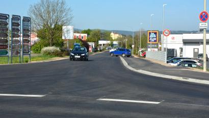 Bild: jr
Seit vergangenem Wochenende ist die Carl-Zeiss-Straße ins Industriegebiet Birkigt wieder frei befahrbar. Rechts der großzügig ausgebaute Fuß- und Radweg, der ein lange gehegter Wunsch der Stadt Mitterteich war. Weiter erfolgte eine optimale Anbindung der dort bestehenden Geschäfte und Firmenansiedlungen an die Straße.