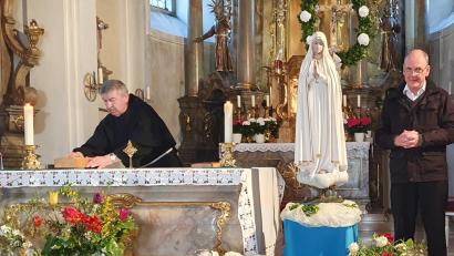 Bild: mas
Die Fatima-Pilgermadonna in der Ablasskirche St. Felix. Pater Sigmund plaziert die Reliquien der Seherkinder Francisco und Jacinta auf dem Altar, rechts Walter Karger, der Vorsitzende des Fatima-Apostolats.