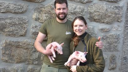 Bild: jr
Tobias Altnöder und seine Partnerin Rebecca Sommer mit vier Tage alten Ferkeln der Deutschen Landrasse. Beide wollen in die Ferkelaufzucht und Schweinemast einsteigen.
