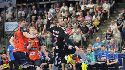 Bild: Daniel Marr/Sportfoto Zink
Antonio Metzner (am Ball) ist in dieser Szene nicht zu stoppen. Der HC Erlangen feierte gegen die Rhein-Neckar Löwen einen 34:25-Erfolg.