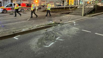 Bild: Marco Krefting/dpa
Ermittler sichern Spuren am Ort des Unglücks - direkt an einer Stadtbahn-Haltestelle.
