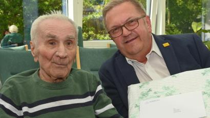 Bild: gf
Zum 95. Geburtstag von Alfred Gugel überreichte Bürgermeister Martin Preuß (rechts) eine Kuscheldecke und spielte dem Jubilar zudem ein Geburtstags-Ständchen am Klavier.