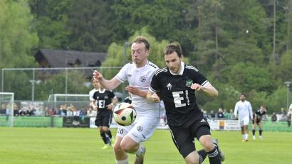 Bild: Hubert Ziegler
Gebenbachs Leon Kipry (links) und Daniel Gömmel von der DJK Ammerthal im Zweikampf.