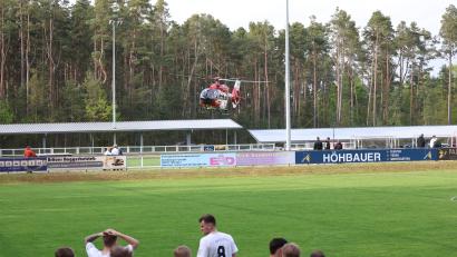 Bild: Dieter Jäschke
Nach dem Spiel landete ein Rettungshubschrauber, weil sich ein Gästespieler an der Schulter verletzt hatte.