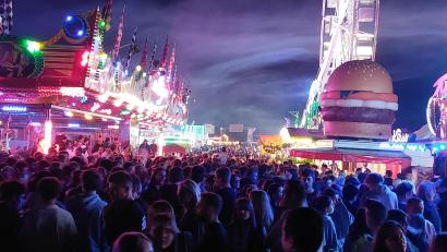 Bild: Kunz
Umfallen konnte während des Feuerwerks keiner, so voll war es an diesem Abend auf dem Frühlingsfest in Weiden.