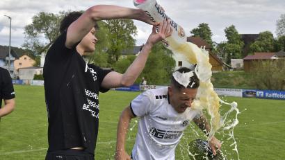 Bild: Hubert Ziegler
"Upo"-Trainer Sven Seitz (rechts) bekam bei den Feierlichkeiten in den Genuss der schon obligatorischen Bierdusche.