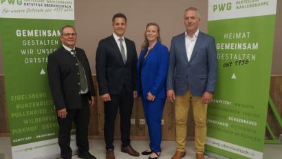 Bild: Elfriede Weiß/exb
Die PWG Oberviechtach mit Vorsitzendem Michael Preiß (rechts) und die PWG Ortsteile mit Vorsitzendem Egbert Völkl (links) hatten Rudolf Teplitzky (im Bild mit Gattin Steffi) zum Bürgermeisterkandidaten vorgeschlagen. In der Nominierungsversammlung erhält er das einstimmige Veto.