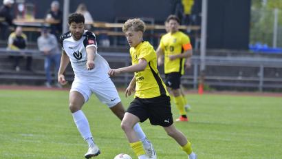 Archivbild: Hubert Ziegler
Eduard Baumbach (rechts) und der FC Amberg holten beim TSV Bogen ein 1:1.
