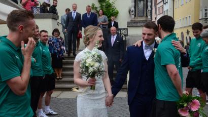 Bild: Kunz
Das Brautpaar wird von Mitspielern des Bräutigams, der beim FC Weiden-Ost in der ersten Mannschaft als Innenverteidiger spielt, begrüßt.