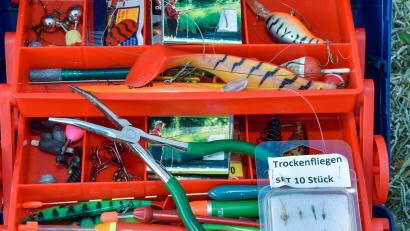 Symbolbild: Stephan Huber
Anglern wurde an den Schwandorfer Seen übel mitgespielt. Verschiedene Ausrüstungsgebestände wurden gestohlen. Im Bild ein Kasten, der alles enthält, was Angler rund um Haken und Köder brauchen.