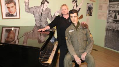 Bild: sne
Heimatvereinsvorsitzende Angela Biersack mit der Elvis-Figur und dem Original-Klavier aus der Micky-Bar: Ganze eineinhalb Stunden drehte das ZDF im Museum.