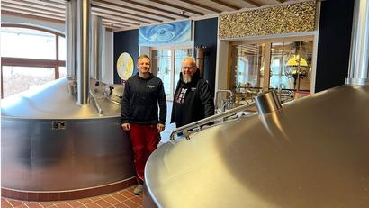 Bild: juh
Braumeister Johannes Püttner und sein Sohn, Brauer Jeremias Püttner, wollen künftig weitgehend energieautark arbeiten.