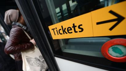 Symbolbild: Arne Dedert/dpa
Drei junge Männer sind im Zug ohne Ticket unterwegs. Einer davon beleidigt die Zugbegleiterin. Das hat Konsequenzen.