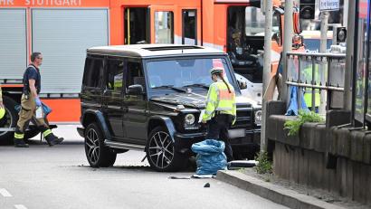 Bild: Bernd Weißbrod/dpa
Beim Unfallauto handelt es sich um eine Mercedes-G-Klasse, einen Luxus-Geländewagen.