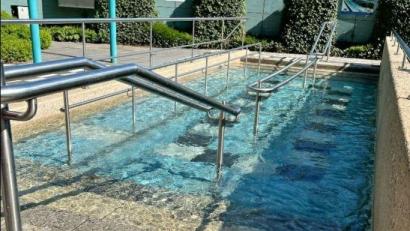 Bild: Jacqueline Fuchs
Die Kneipp-Saison in Amberg hat begonnen. In dem Becken, das sich direkt neben dem Kurfürstenbad befindet, ist das Wasser bereits vor dem offiziellen Ankneippen am 24. Mai vorhanden.