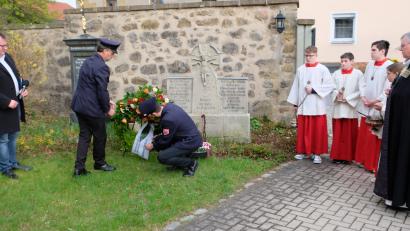 Bild: do
Im Rahmen des Gedenktages legte Bürgermeister Alexander Goller mit Kameraden der Freiwilligen Feuerwehr Oberbibrach am Ehrenmal für die Toten des 19. April 1945 einen Kranz nieder. Ein Gebet sprach Pater Adrian Kugler, Prior des Klosters Speinshart.