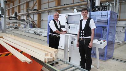 Bild: Hirsch
Richard Kurz (links) und sein Sohn Roman (rechts) präsentierten beim Holzbautag in Schwarzenfeld ein neues Hightech-Gerät mit modernster digitaler Software. Sie entwerfen auf dem Computer das komplette Haus nach Wunsch des Kunden und schicken den Datensatz an die Produktionsmaschine.