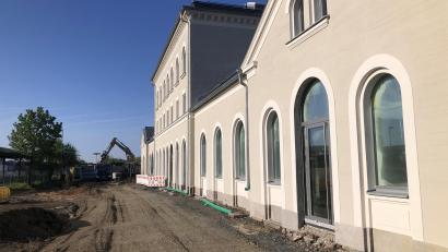 Bild: wro
Der Bahnof in Wiesau ist noch nicht fertig. Im Herbst soll Wiedereröffnung sein.