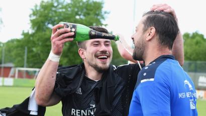 Bild: Büttner
Fürsorglich kümmerte sich Stürmer Florian Krapf (links) um die Bedürfnisse seines Trainers Markus Peetz und gab ihm die Flasche.
