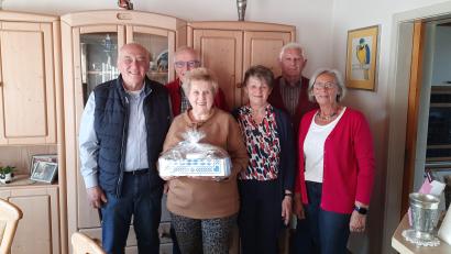 Bild: Autor FFZ [ffz] (franzficker26@googlemail.com)
Alles Gute, vor allem Gesundheit, wünschten der Jubilarin Lilo Lips (v. li.) Josef Sirtl (TSV Hauptverein), Werner Lustig (Tischtennis), Irene Emmerich und Herta Münsterer (Damen Fitness), Franz Ficker (TSV Förderkreis).