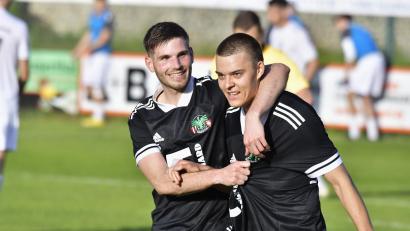 Bild: Hubert Ziegler
Gratulation an Olesksii Ohurtsov (rechts) von der DJK Ammerthal zu einem seiner vier Treffer im Derby von seinem Mannschaftskollegen Marco Kaiser.