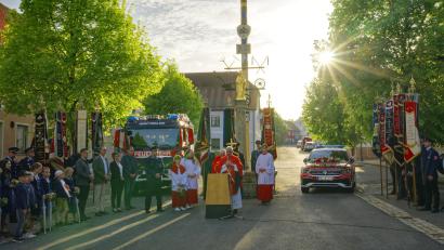 Bild: amö
Dekan Alfons Kaufmann segnet die Fahrzeuge am Florianstag, dem 4. Mai.