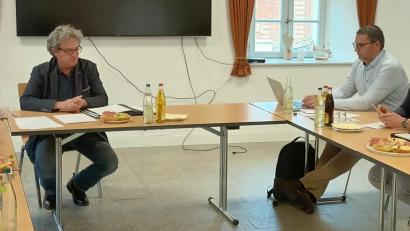 Bild: bjp
Im Trabitzer Meierhof stellten Verwaltungsgemeinschaftsvorsitzender Bernhard Stangl (links) und Kämmerer Christian Marzi den Haushaltsentwurf der Verwaltungsgemeinschaft Pressath für 2025 vor.