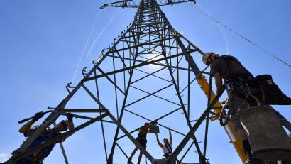 Symbolbild: Martin Schutt/dpa
Monteure arbeiten an einem neuen Mast für eine zukünftige Bahnstromtrasse. Gegen den Stromtrassenverlauf für die Elektrifizierung der Bahnstrecke von Regensburg nach Hof regt sich nun Widerstand.