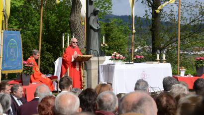 Bild: bey
Der Festgottesdienst im Freien bringt dem Kreuzbergfest in Pleystein seinen besonderen Charme.