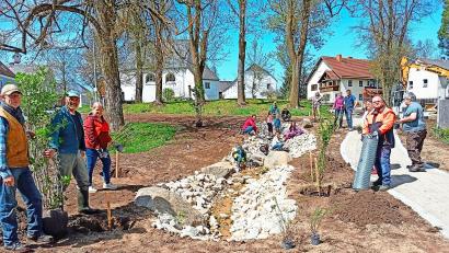 Bild: fpoz
Die Dorfgemeinschaft Lengenfeld– Kinder, Eltern und Großeltern – trafen sich zur Pflanzaktion im Oberen Dorfbereich. Im Bild links die Organisatoren Oskar Kastner und Josef Reichenberger.