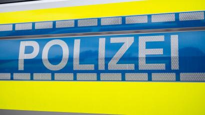 Bild: Symbolbild Daniel Vogl/dpa
Ein 41-jähriger Mann versuchte bei einer Zugkontrolle in Weiden, unbemerkt Drogen zu entsorgen. Das hat ein Passant beobachtet und die Polizei informiert.