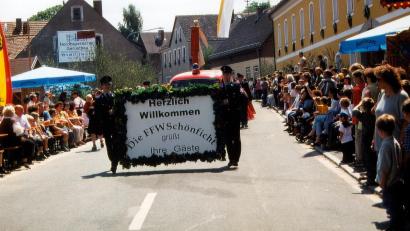 Archivbild: Feuerwehr Schönficht/exb
Bei der 100-Jahr-Feier bewegte sich ein großer Festzug durch Schönficht. Auch heuer wird es zum Jubiläum am Sonntag, 25. Mai, wieder einen geben.
