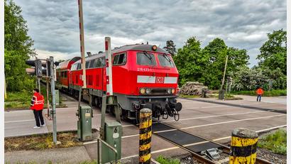 Bild: Hösamer
Schranken und Lichtzeichen sind am Klardorfer Bahnübergang außer Betrieb. Posten regeln den Verkehr. Die Züge passieren die Stelle sehr langsam.