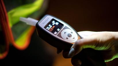 Bild: Symbolbild Sina Schuldt/dpa
Ein Streit in Sulzbach-Rosenberg endete für einen 23-jährigen Radfahrer mit einer Polizeikontrolle. Der junge Mann hatte 1,6 Promille Alkohol im Blut.