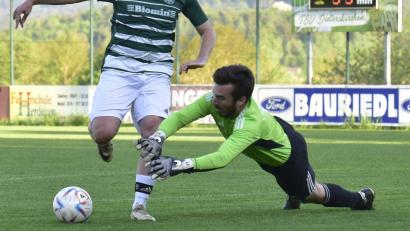 Bild: ham
In dieser Szene scheitert der Dieterskirchener Maximilian Schießl (links) noch an Schmidgadens Keeper Lukas Prem. Später überwand er ihn aus ähnlicher Position zum 1:0-