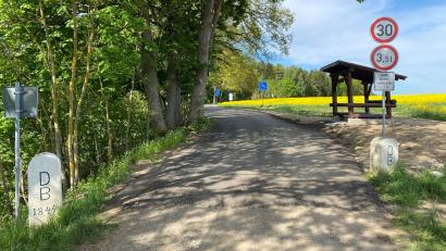 Bild: Franziska Maier
Der Grenzübergang bei Bad Neualbenreuth ist nun auch für Personenautos offiziell geöffnet. Der Abschnitt auf tschechischer Seite bis Mýtina (Altalbenreuth) ist ausgebaut, der auf bayerischer Seite soll im Sommer folgen.
