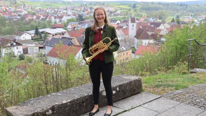 Bild: mrr
Sophie Rüth zu Hause in ihrer Heimat in Rieden. Passend zum Bild bei der Schlossbergkapelle heißt ihr erstes, selbst herausgebrachtes Musikstück "Schlossbergpolka"