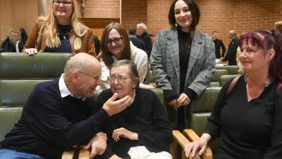 Bild: Gabi Schönberger
Ursula und Jost Hess (sitzend) sind am Montag mit der Goldenen Bürgermedaille der Stadt Weiden ausgezeichnet worden. Auch Mitarbeiterinnen des von dem Ehepaar 1985 gegründeten AK Asyl würdigten das Lebenswerk des Paares im Neuen Rathaus.
