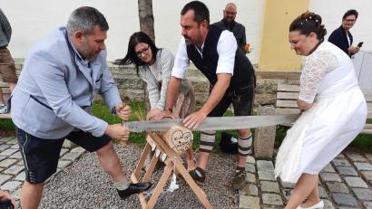 Bild: kro
Gar nicht so einfach, mit einer stumpfen Säge eine Scheibe Holz abzusägen.