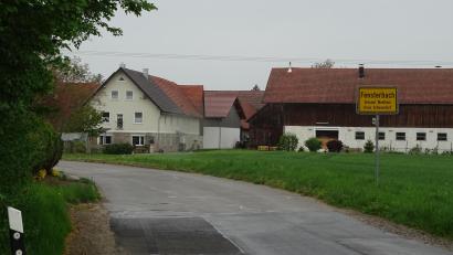 Bild: Houschka
Die durch den Fensterbacher Ortsteil Wohlfest führende Ortsverbindungsstraße wird für den Schwerlastverkehr gesperrt."Wir warten nur noch auf die Schilder", informierte Zweiter Bürgermeister Florian Adam den Gemeinderat.