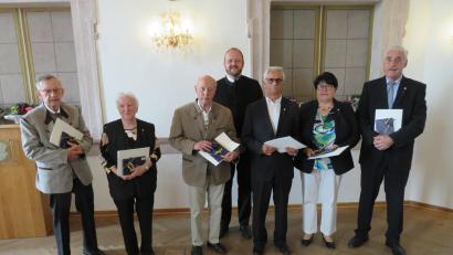 Bild: adj
Landrat Andreas Meier (hinten) überreichte an Peter Garreiss (von links), Maria-Anna Stabla, Franz Völkl, Josef Käs, Christina Rosner und Martin Högen die Ehrung des bayerischen Ministerpräsidenten.