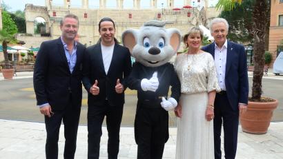 Bild: Kunz
Sänger Sascha, Comedian Bülent Ceylan, Ed, die Euro-Maus, Mauritia und Jürgen Mack freuen sich über die 25.000-Spende an die Stiftung "Deine Chance für Musik" zugunsten benachteiligter Kinder.