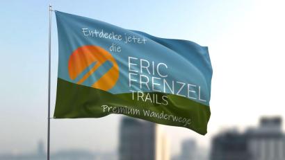 Bild: Stephan Peplies/exb
An den Parkplätzen der Eric-Frenzel-Trails gibt es einheitliche Fahnen mit einem besonderen Logo.