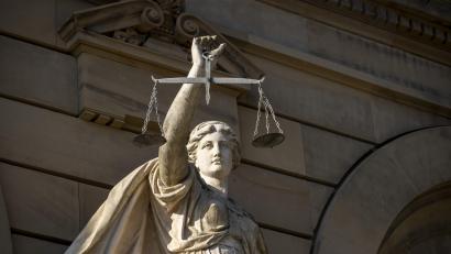 Symbolbild: Stefan Puchner/dpa
Die Justitia steht vor einem Gerichtsgebäude.